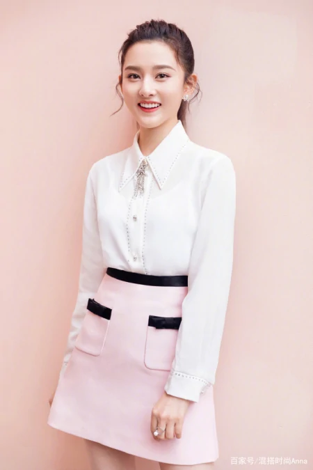 减肥成功的梅婷更自信，穿条纹衫配A字裙时髦减龄，难掩优雅气质-条纹衫内搭什么好看