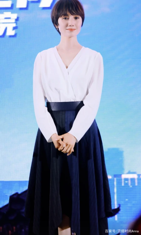 减肥成功的梅婷更自信，穿条纹衫配A字裙时髦减龄，难掩优雅气质-条纹衫内搭什么好看