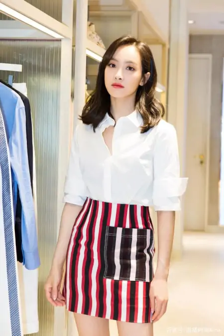 减肥成功的梅婷更自信，穿条纹衫配A字裙时髦减龄，难掩优雅气质-条纹衫内搭什么好看