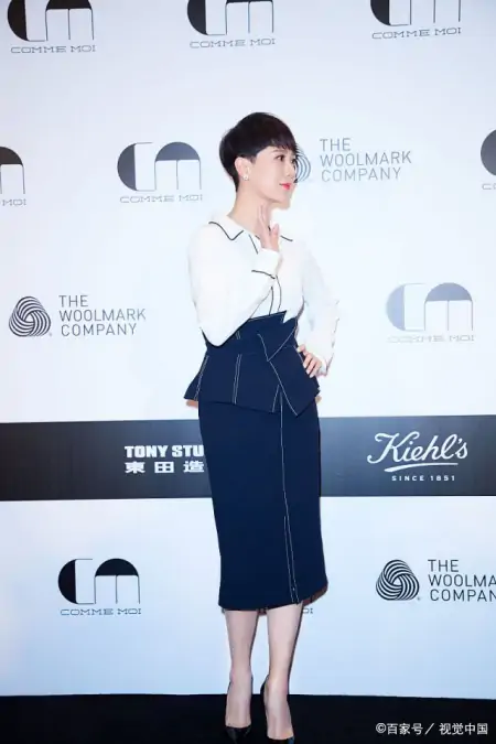 减肥成功的梅婷更自信，穿条纹衫配A字裙时髦减龄，难掩优雅气质-条纹衫内搭什么好看