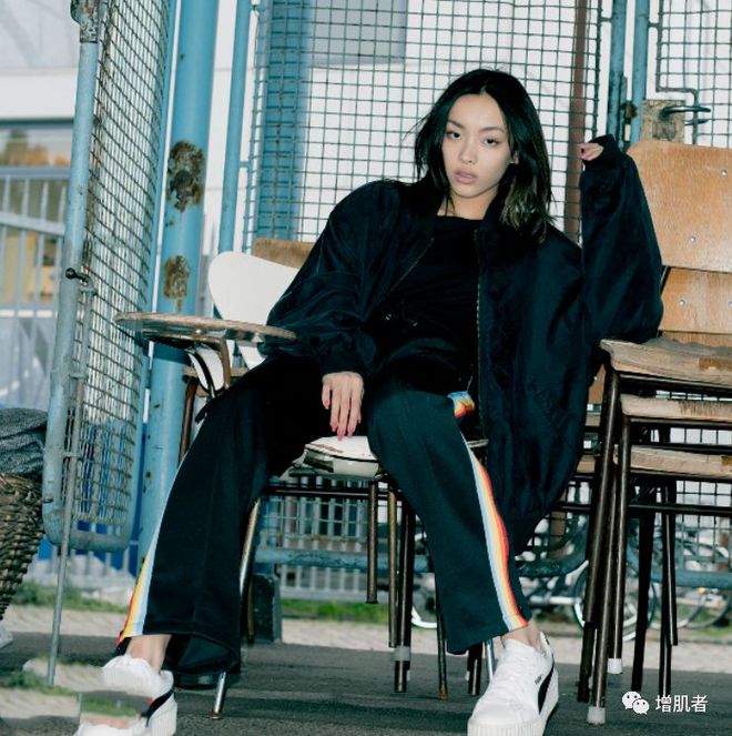 年仅20多岁的刘柏辛，这位风格迥异的新星，有标志的女神级身材-刘柏辛的厂牌