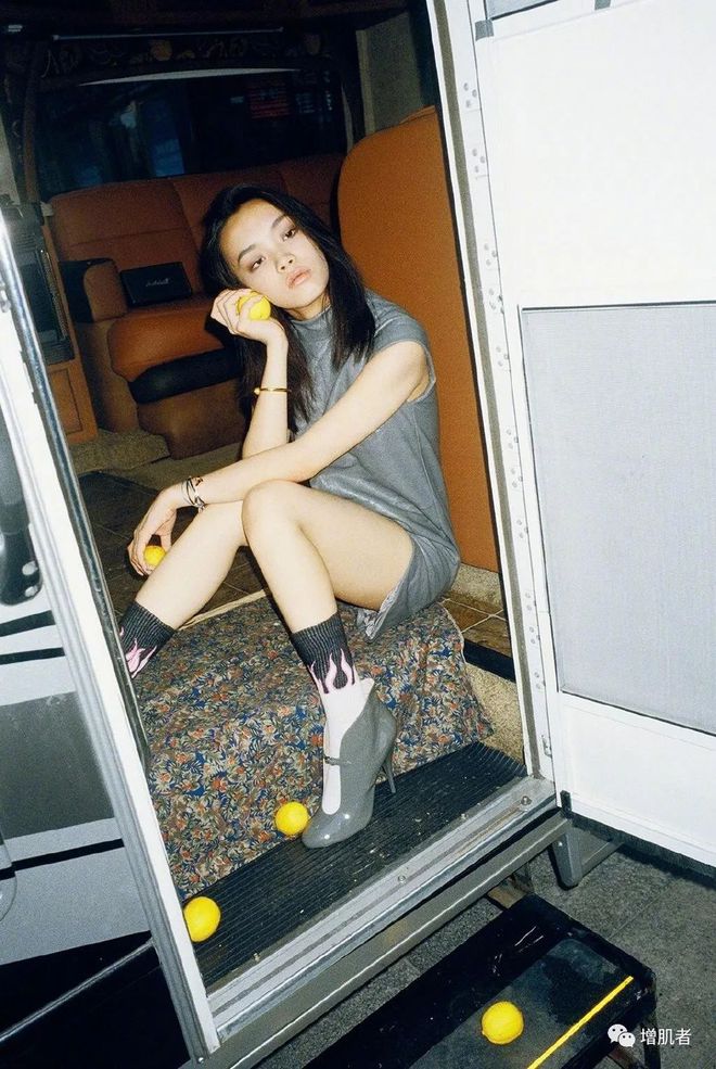 年仅20多岁的刘柏辛，这位风格迥异的新星，有标志的女神级身材-刘柏辛的厂牌