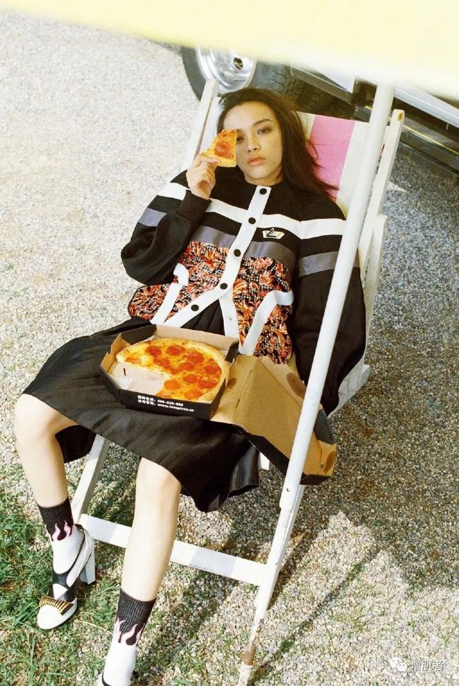 年仅20多岁的刘柏辛，这位风格迥异的新星，有标志的女神级身材-刘柏辛的厂牌