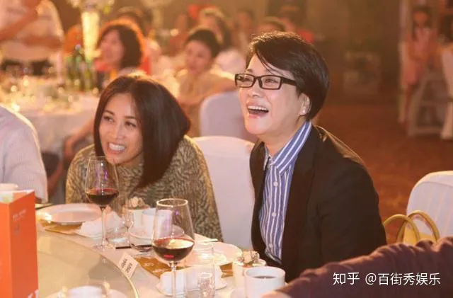 54岁毛阿敏全家照，嫁百亿老公，与那英交恶，女儿美艳动人-毛阿敏的老公是谁?毛阿敏简历