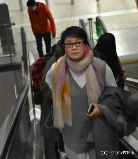 54岁毛阿敏全家照，嫁百亿老公，与那英交恶，女儿美艳动人-毛阿敏的老公是谁?毛阿敏简历