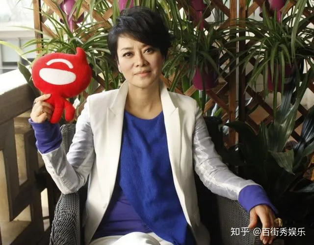 54岁毛阿敏全家照，嫁百亿老公，与那英交恶，女儿美艳动人-毛阿敏的老公是谁?毛阿敏简历