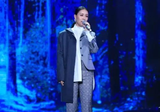 57岁毛阿敏气场强大，接受采访提及那英，面露嫌弃直言她快闲死了-毛阿敏近期生活照