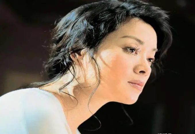 57岁毛阿敏气场强大，接受采访提及那英，面露嫌弃直言她快闲死了-毛阿敏近期生活照