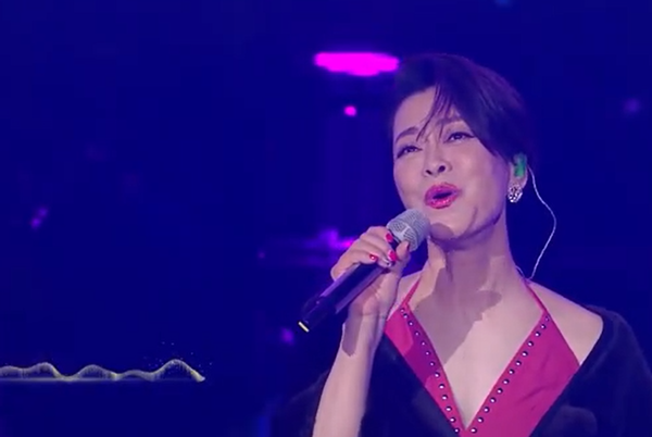 57岁毛阿敏罕见现身，浓眉酷似毛毛虫，身形暴瘦引担忧-58岁毛阿敏近况