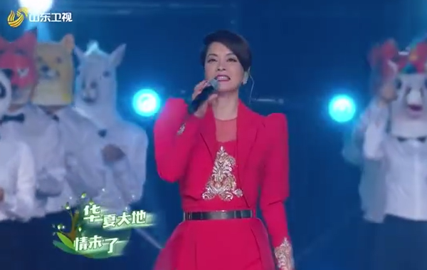 57岁毛阿敏罕见现身，浓眉酷似毛毛虫，身形暴瘦引担忧-58岁毛阿敏近况