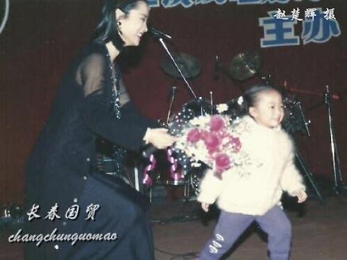 毛阿敏27年前演出照曝光 装扮精致表情投入-毛阿敏其人