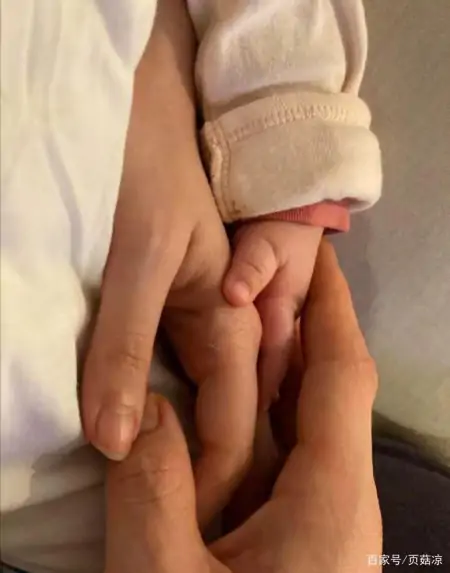 向佐郭碧婷女儿百日宴，小名又奶又霸气，大名取得好有文化！-郭碧婷向佐2016年就认识