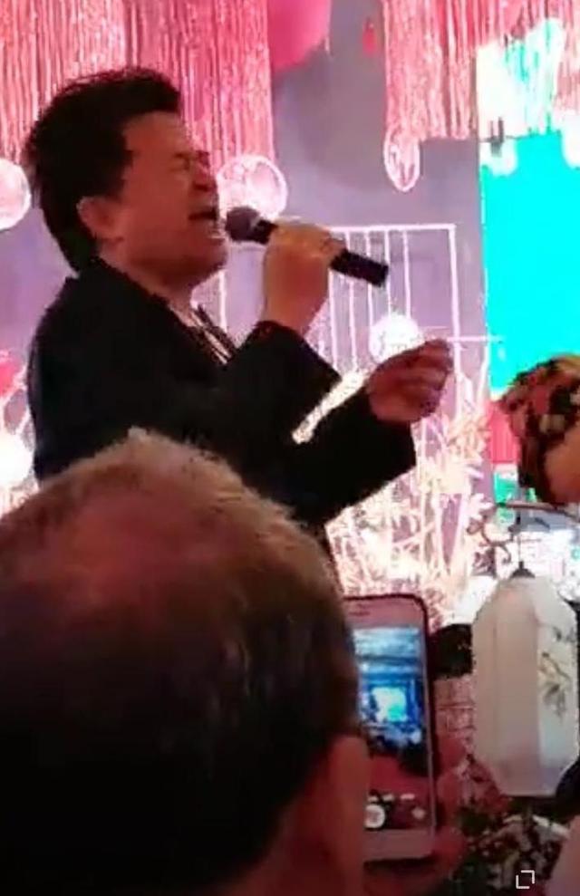 毕福剑近照曝光，参加寿宴打扮低调卖力献唱，过六一状态好-毕福剑时隔四年再次登台,主持风采不减当年