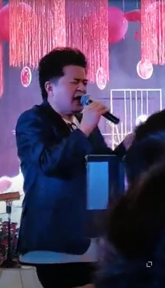 毕福剑近照曝光，参加寿宴打扮低调卖力献唱，过六一状态好-毕福剑时隔四年再次登台,主持风采不减当年