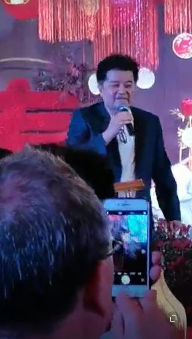 毕福剑近照曝光，参加寿宴打扮低调卖力献唱，过六一状态好-毕福剑时隔四年再次登台,主持风采不减当年