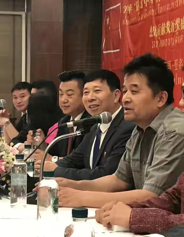 毕福剑近照曝光，参加寿宴打扮低调卖力献唱，过六一状态好-毕福剑时隔四年再次登台,主持风采不减当年