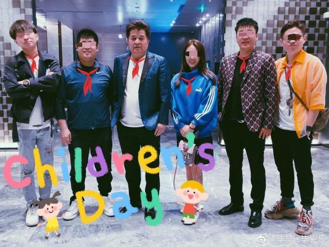 毕福剑近照曝光，参加寿宴打扮低调卖力献唱，过六一状态好-毕福剑时隔四年再次登台,主持风采不减当年