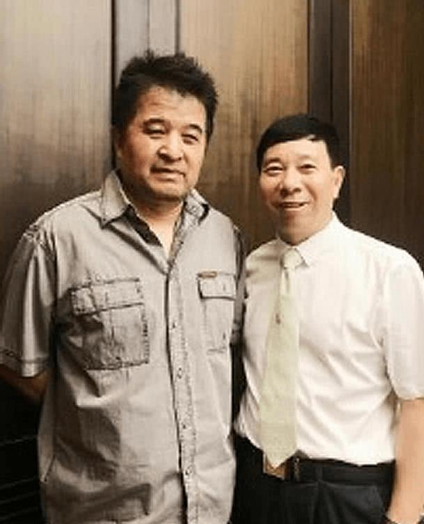 毕福剑近照曝光，参加寿宴打扮低调卖力献唱，过六一状态好-毕福剑时隔四年再次登台,主持风采不减当年