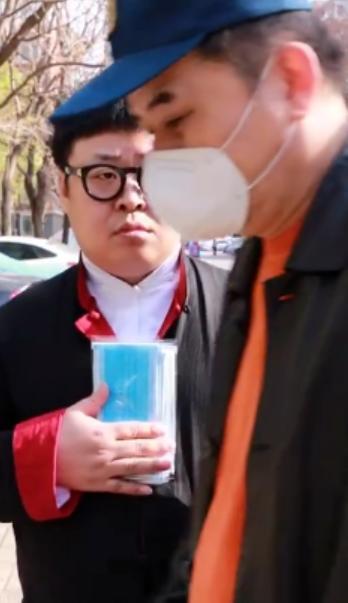 61岁毕福剑近况曝光，录制公益视频精神状态好，出行不忘戴口罩-61岁毕福剑现身商演