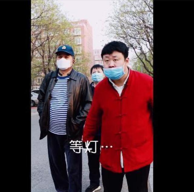 61岁毕福剑近况曝光，录制公益视频精神状态好，出行不忘戴口罩-61岁毕福剑现身商演