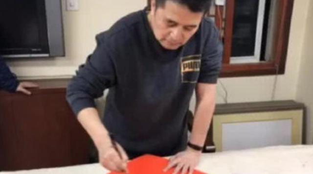 61岁毕福剑近况曝光，录制公益视频精神状态好，出行不忘戴口罩-61岁毕福剑现身商演