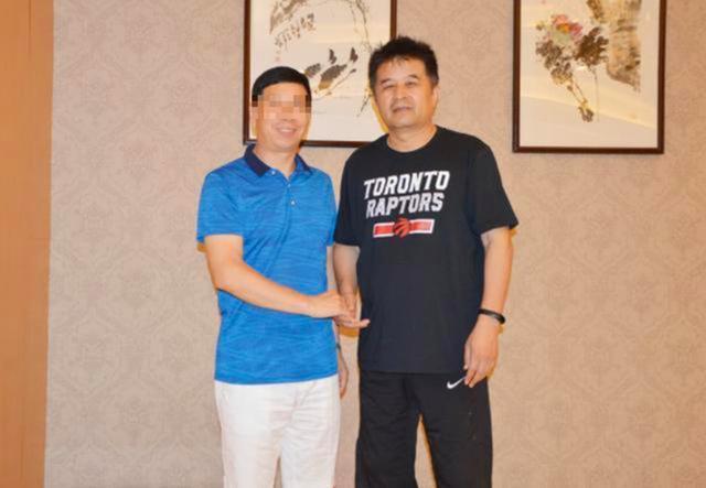 60岁毕福剑近照曝光，满脸皱纹，与粉丝亲切合影签名-61岁毕福剑近照 视频