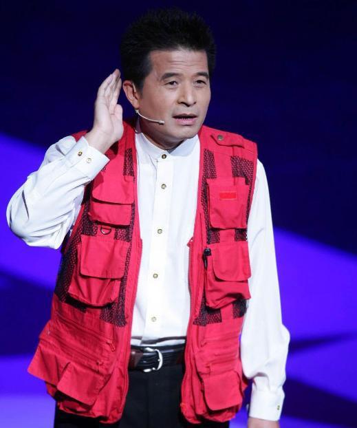 60岁毕福剑近照曝光，满脸皱纹，与粉丝亲切合影签名-61岁毕福剑近照 视频