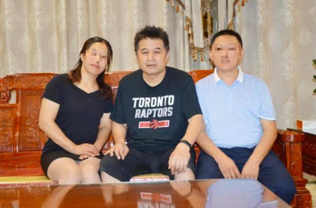 60岁毕福剑近照曝光，满脸皱纹，与粉丝亲切合影签名-61岁毕福剑近照 视频