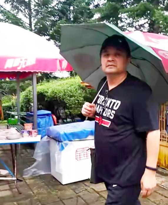 60岁毕福剑近照曝光，肚子大发福明显，气色不错心情好-61岁毕福剑现身 , 视频