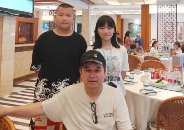 60岁毕福剑近照曝光，肚子大发福明显，气色不错心情好-61岁毕福剑现身 , 视频