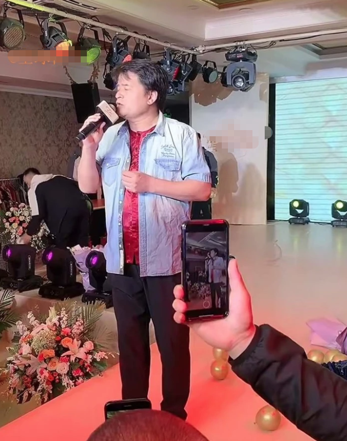 毕福剑现身商演 与美女唱情歌互动亲密气氛热烈-毕福剑现身商演视频