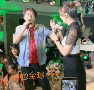 毕福剑现身商演 与美女唱情歌互动亲密气氛热烈-毕福剑现身商演视频