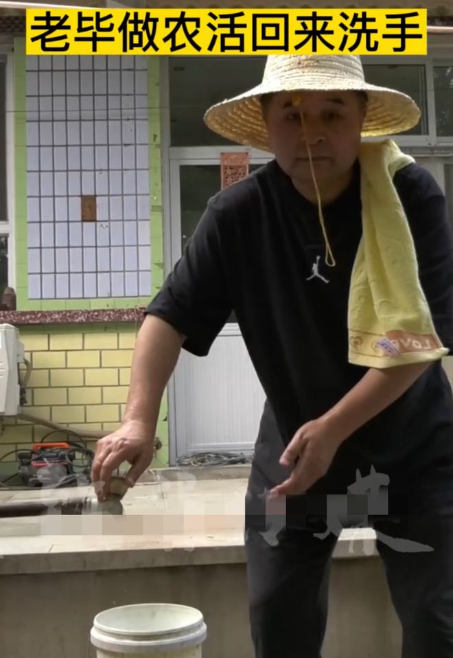 毕福剑在农村生活开手摇三轮，蹲地修车显吃力，腿有淤青脸涨通红-毕福剑经历