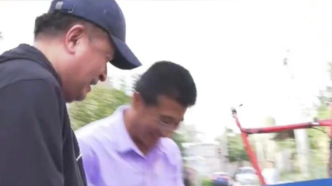 毕福剑在农村生活开手摇三轮，蹲地修车显吃力，腿有淤青脸涨通红-毕福剑经历