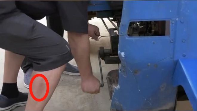 毕福剑在农村生活开手摇三轮，蹲地修车显吃力，腿有淤青脸涨通红-毕福剑经历