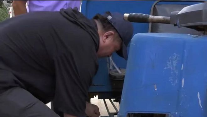 毕福剑在农村生活开手摇三轮，蹲地修车显吃力，腿有淤青脸涨通红-毕福剑经历