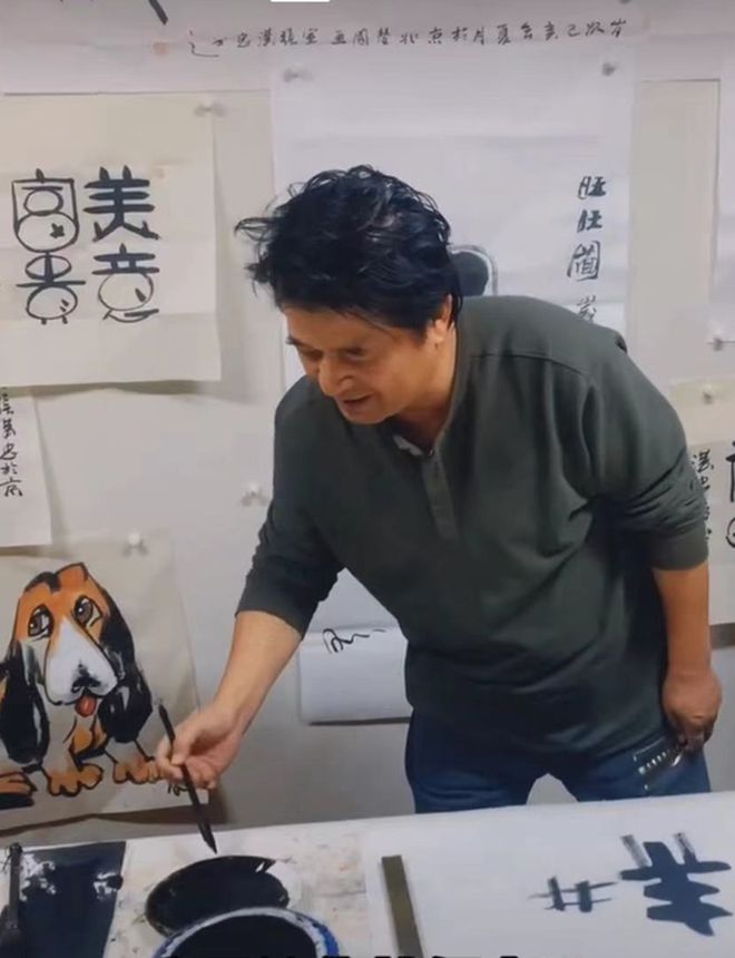 毕福剑在农村生活开手摇三轮，蹲地修车显吃力，腿有淤青脸涨通红-毕福剑经历