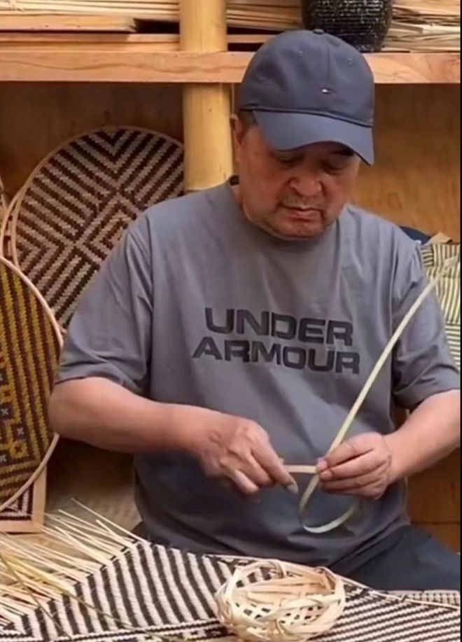 毕福剑在农村生活开手摇三轮，蹲地修车显吃力，腿有淤青脸涨通红-毕福剑经历