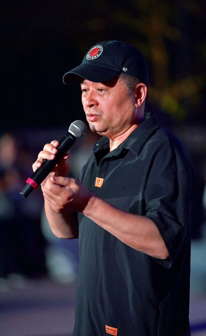 毕福剑在农村生活开手摇三轮，蹲地修车显吃力，腿有淤青脸涨通红-毕福剑经历