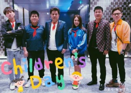 62岁毕福剑现身婚礼当证婚人，现场题字为新人送祝福，身形憔悴-61 岁毕福剑现身