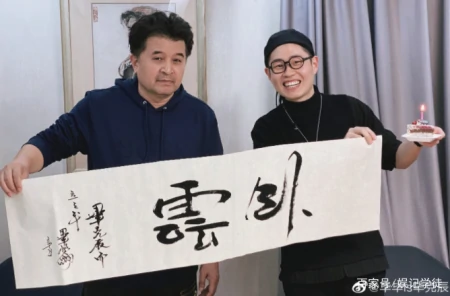 62岁毕福剑现身婚礼当证婚人，现场题字为新人送祝福，身形憔悴-61 岁毕福剑现身