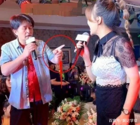 62岁毕福剑现身婚礼当证婚人，现场题字为新人送祝福，身形憔悴-61 岁毕福剑现身