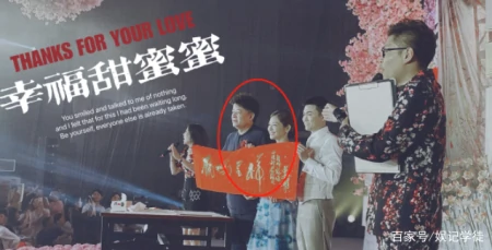 62岁毕福剑现身婚礼当证婚人，现场题字为新人送祝福，身形憔悴-61 岁毕福剑现身