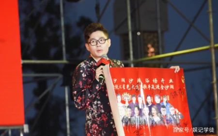 62岁毕福剑现身婚礼当证婚人，现场题字为新人送祝福，身形憔悴-61 岁毕福剑现身