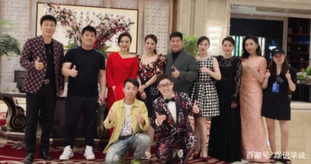 62岁毕福剑现身婚礼当证婚人，现场题字为新人送祝福，身形憔悴-61 岁毕福剑现身