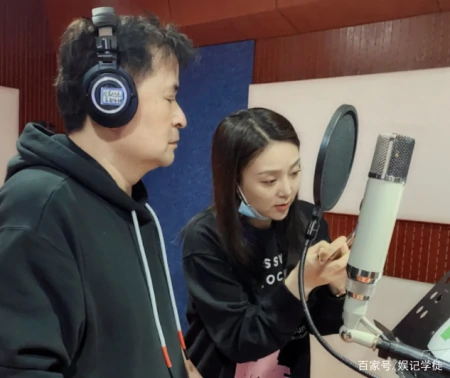 62岁毕福剑现身婚礼当证婚人，现场题字为新人送祝福，身形憔悴-61 岁毕福剑现身