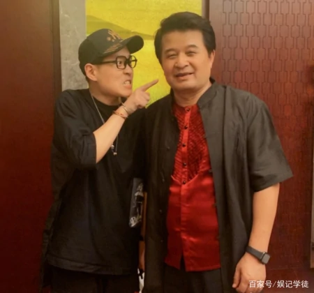 62岁毕福剑现身婚礼当证婚人，现场题字为新人送祝福，身形憔悴-61 岁毕福剑现身