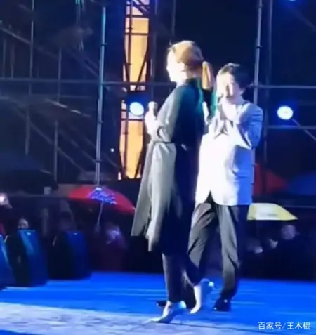 61岁毕福剑现身四线城市，冒雨商演十分敬业，面部憔悴肚腩明显-62岁毕福剑近照