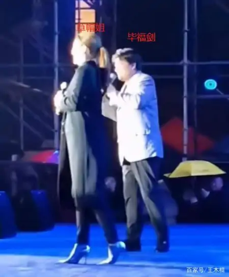 61岁毕福剑现身四线城市，冒雨商演十分敬业，面部憔悴肚腩明显-62岁毕福剑近照