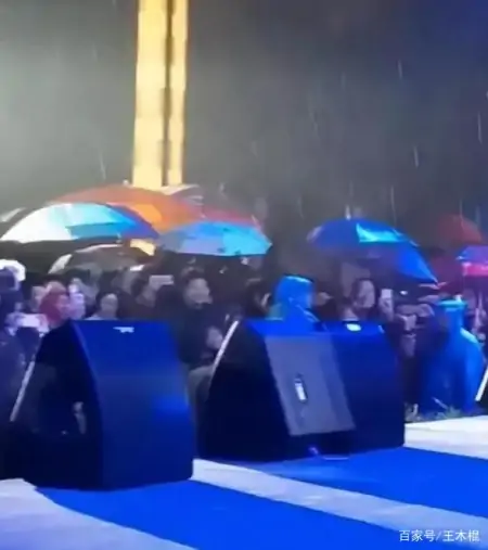 61岁毕福剑现身四线城市，冒雨商演十分敬业，面部憔悴肚腩明显-62岁毕福剑近照